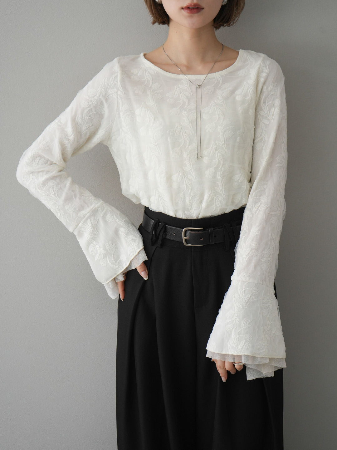 【預購】雙層紗布袖喇叭疊層提花上衣/象牙白