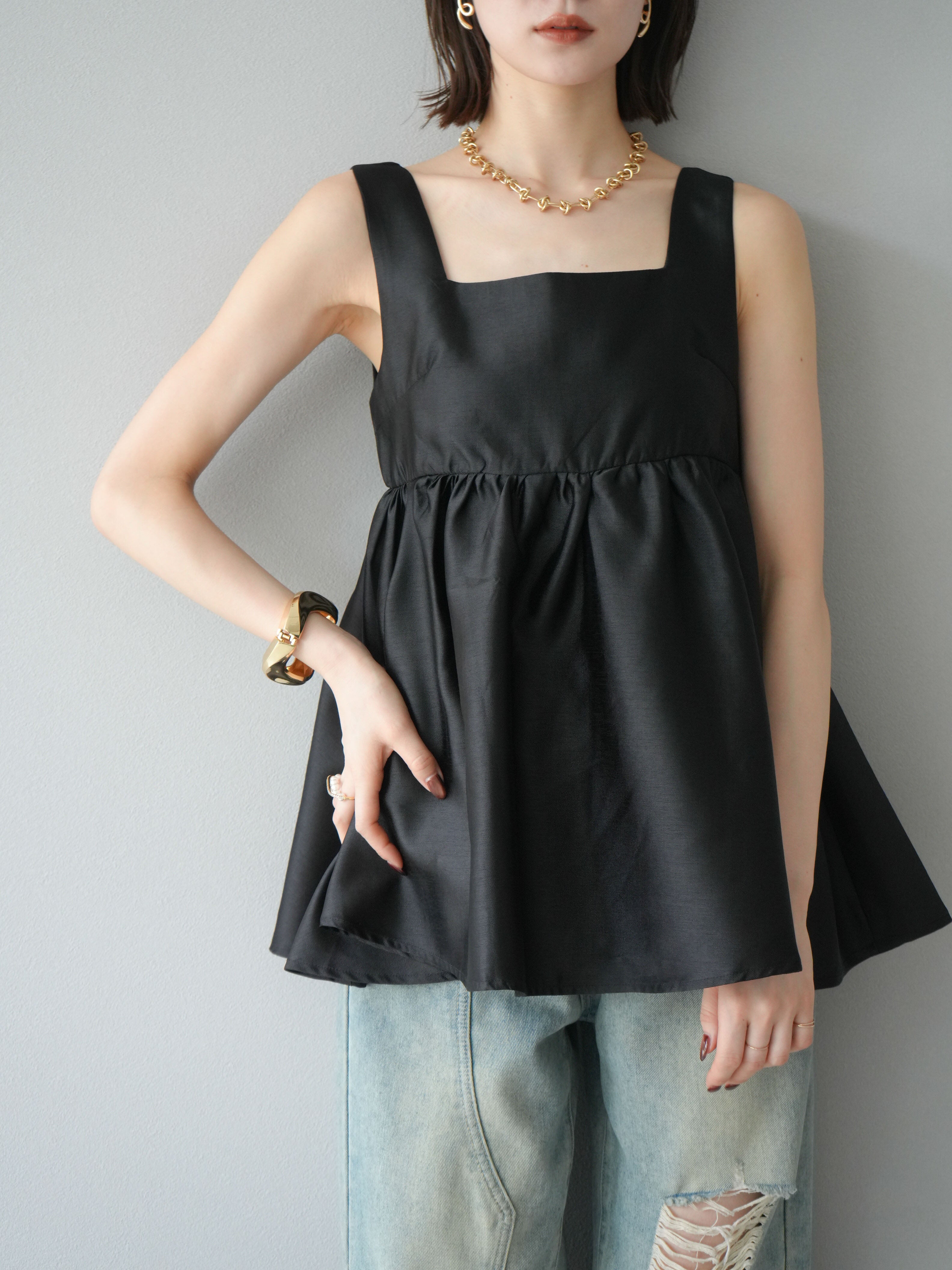 予約]サテンフレアノースリーブトップス/ブラック – Lumier