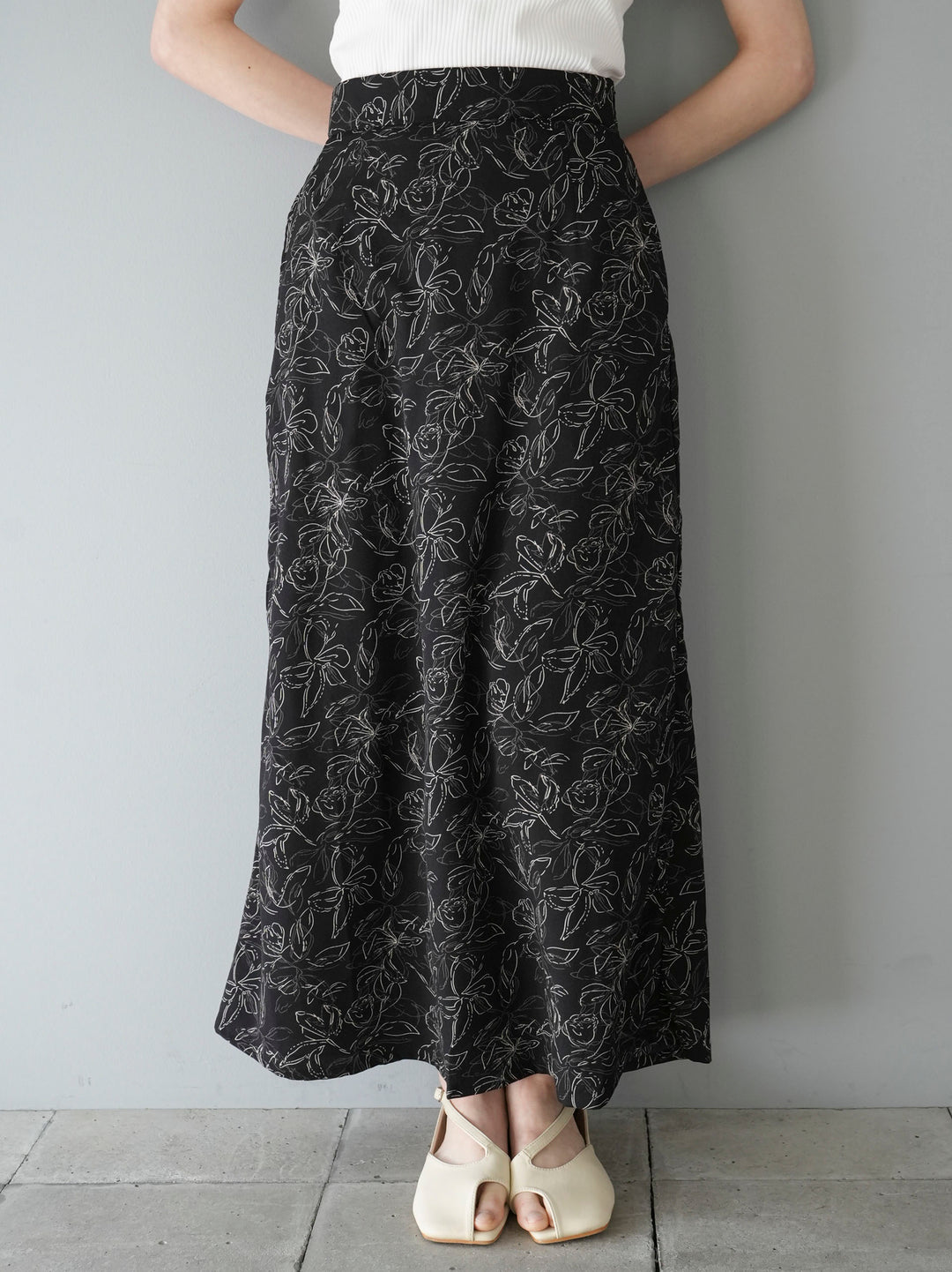 [Pre-order] Pen-touch flower print I-line skirt/black