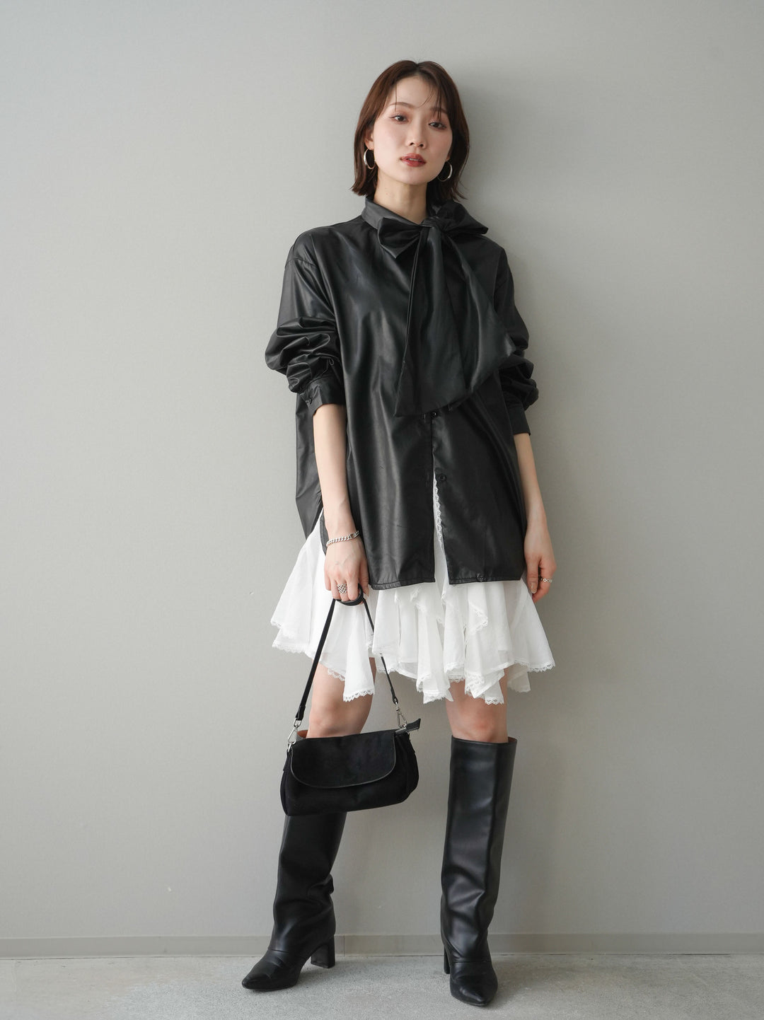 [SET]フェイクレザーボウタイブラウス+ラッフルレースミニスカート(2set)