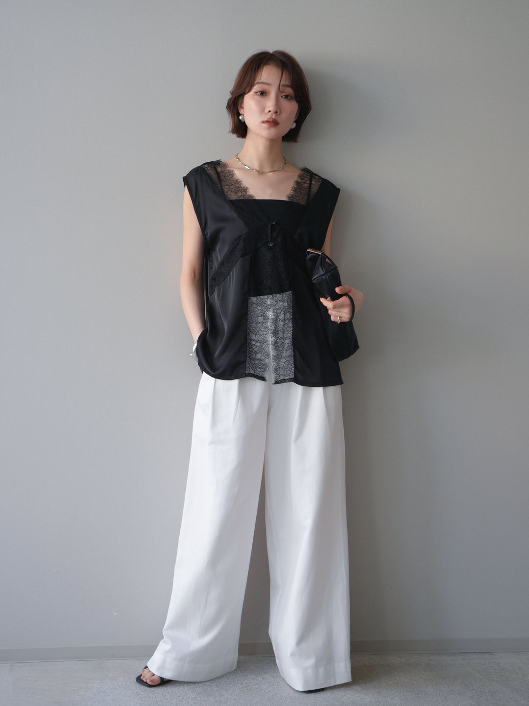 【預購】緞面交叉蕾絲上衣 / 黑色