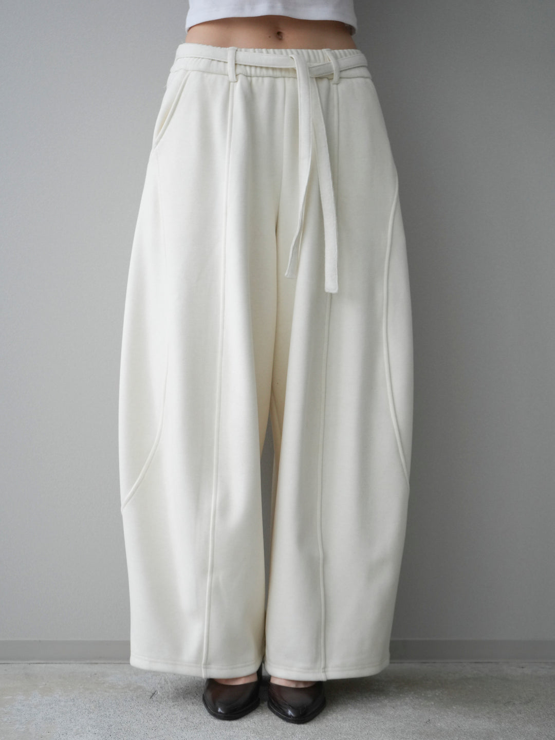 [予約]ウエストベルトカーブラインスエットパンツ/offwhite