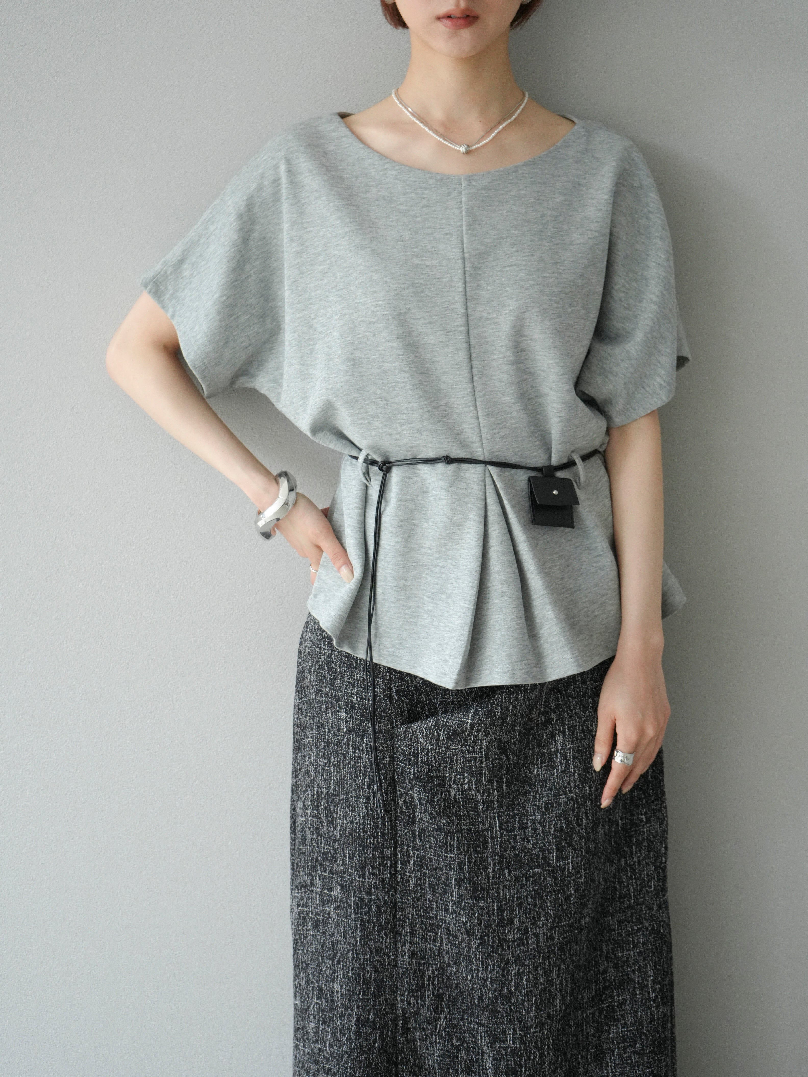 予約]レザーアクセサリー付フロントスリットTシャツ/グレー – Lumier