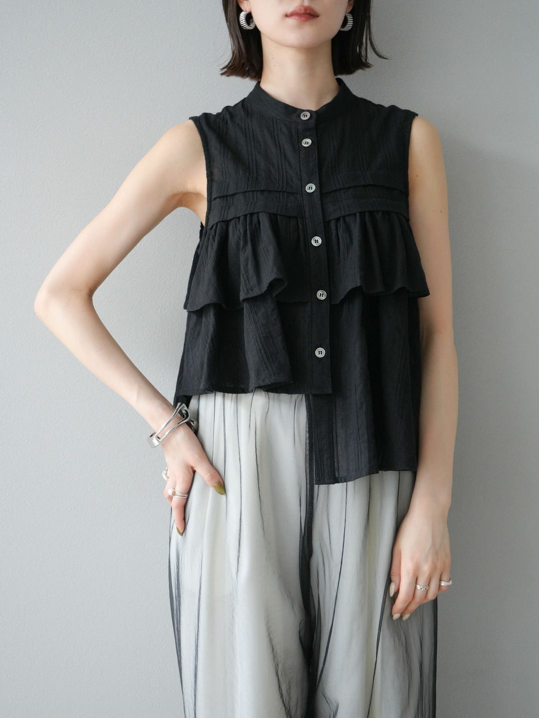 [予約]ドビーストライプアシンメトリーフリルノースリブラウス/ブラック