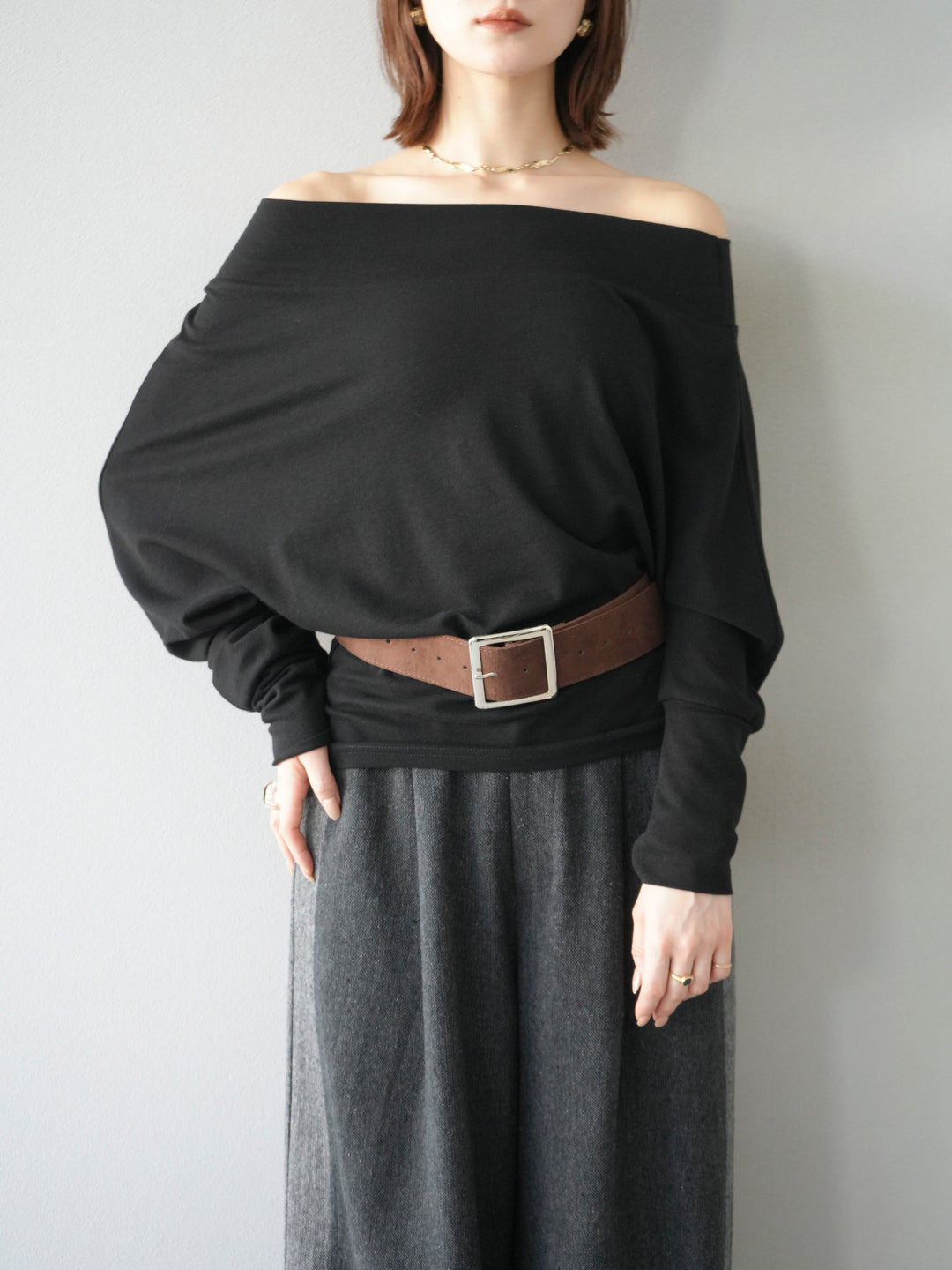 [予約]ベルト付オフショルカットソー/ブラック