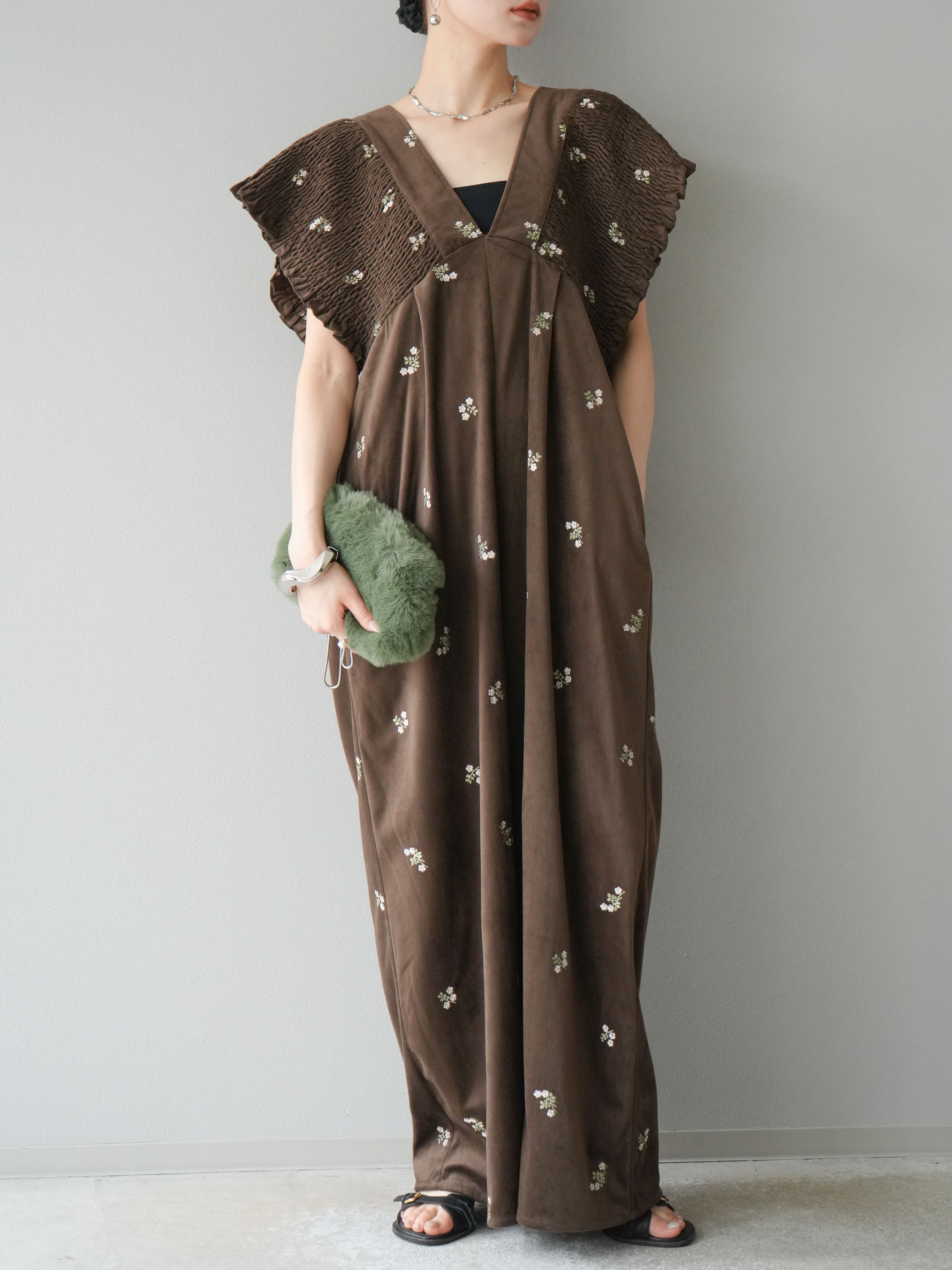 2025年S/S新作 前後2WAY花柄刺繍ベロアサロペット ブラック 2025年S/S新作】前後2WAY花柄刺繍ベロアサロペットを使った人気