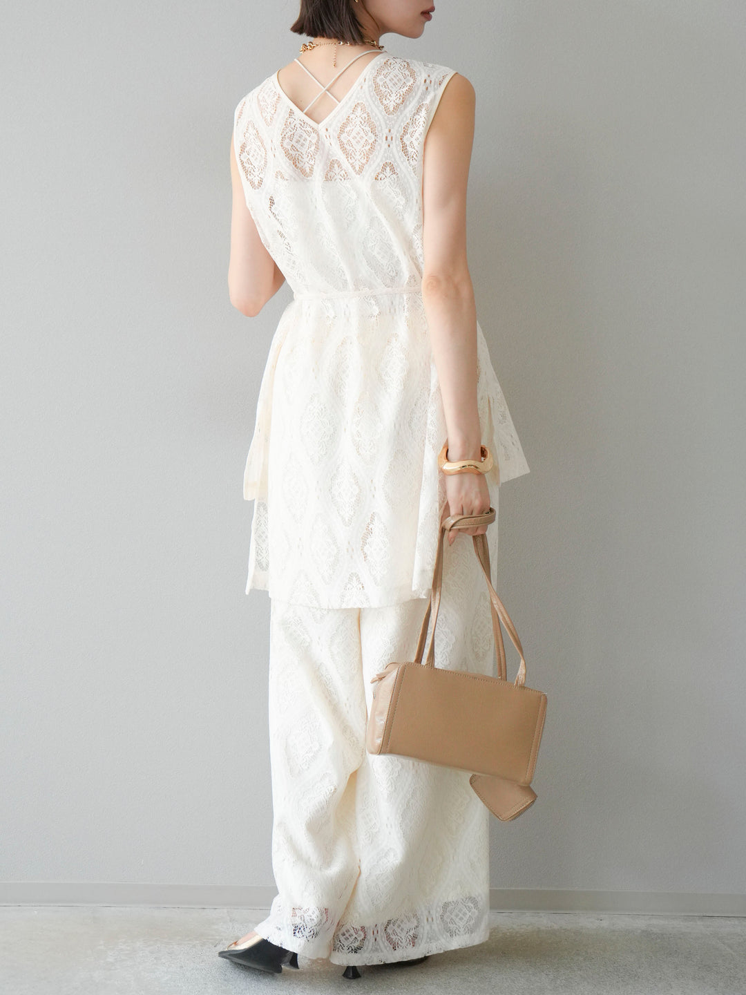 [SET] 緞面滾邊蕾絲無袖上衣 + 蕾絲疊穿休閒褲 (2件套)