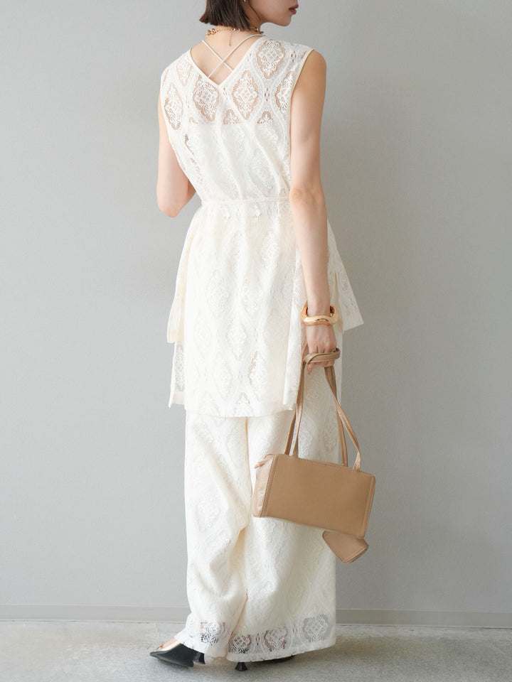 [SET] 緞面滾邊蕾絲無袖上衣 + 蕾絲疊穿休閒褲 (2件套)