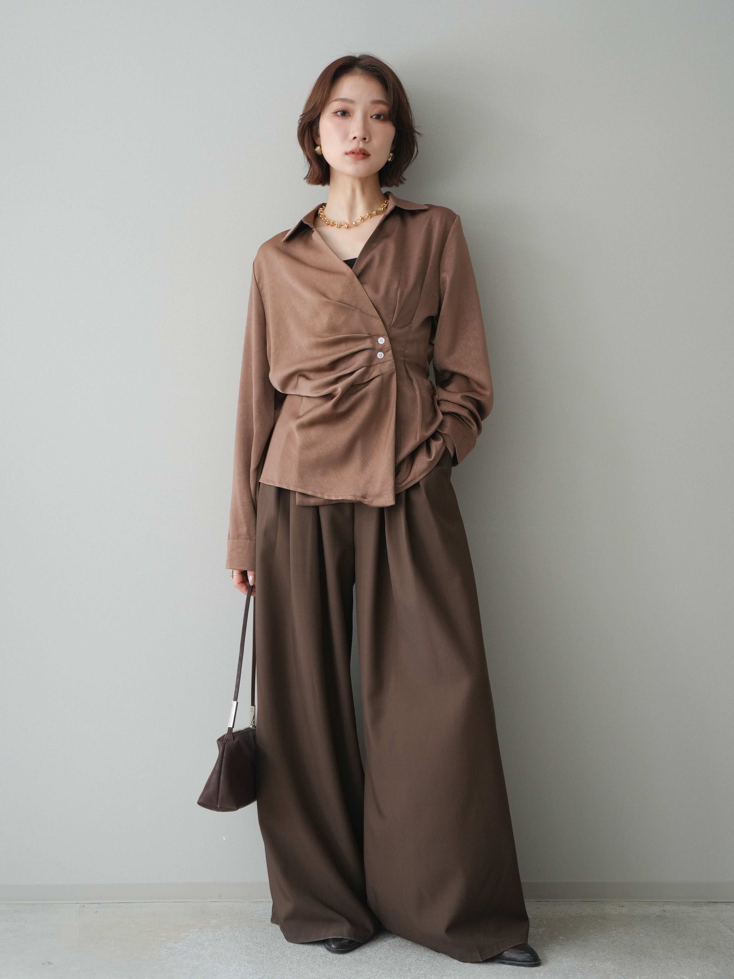 予約]サイドギャザーアシンメトリーデザインサテンブラウス/brown – Lumier