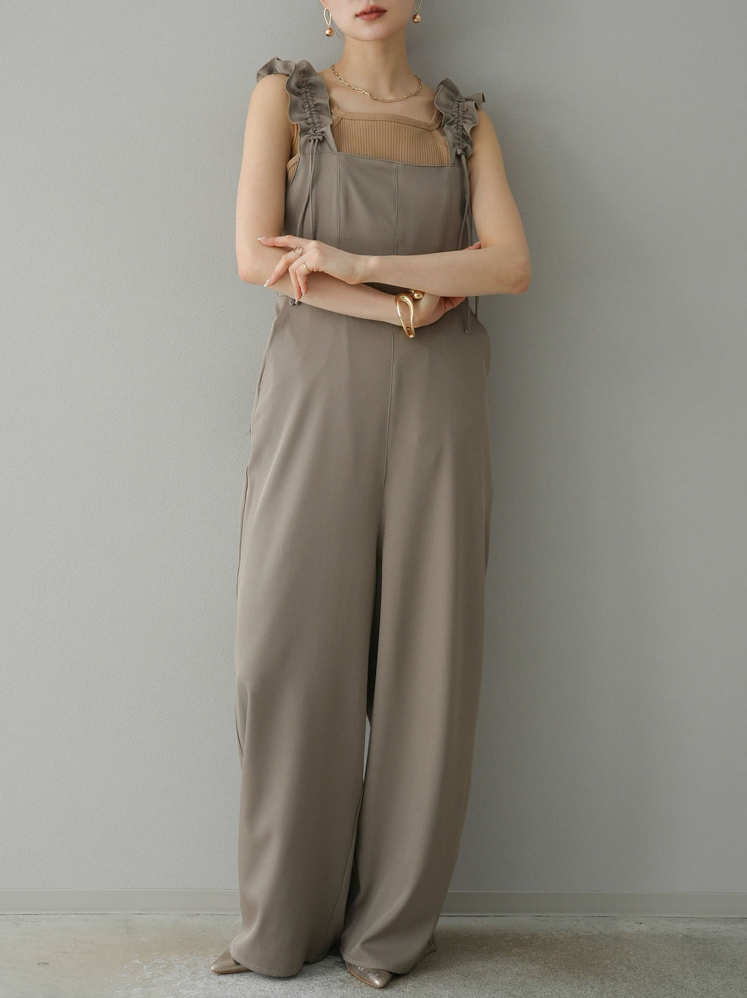 [預訂] 繫帶荷葉邊連身衣/灰褐色