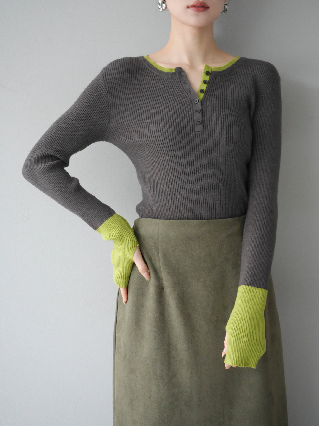 [2]ヘンリーネック配色リブニットトップス/チャコール