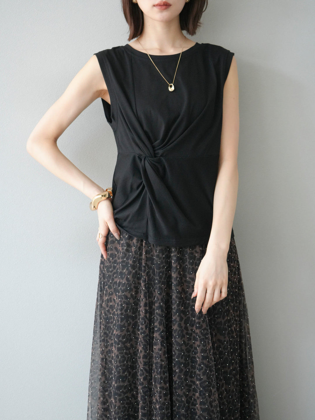 [予約]フロントツイストノースリーカットソー/ブラック