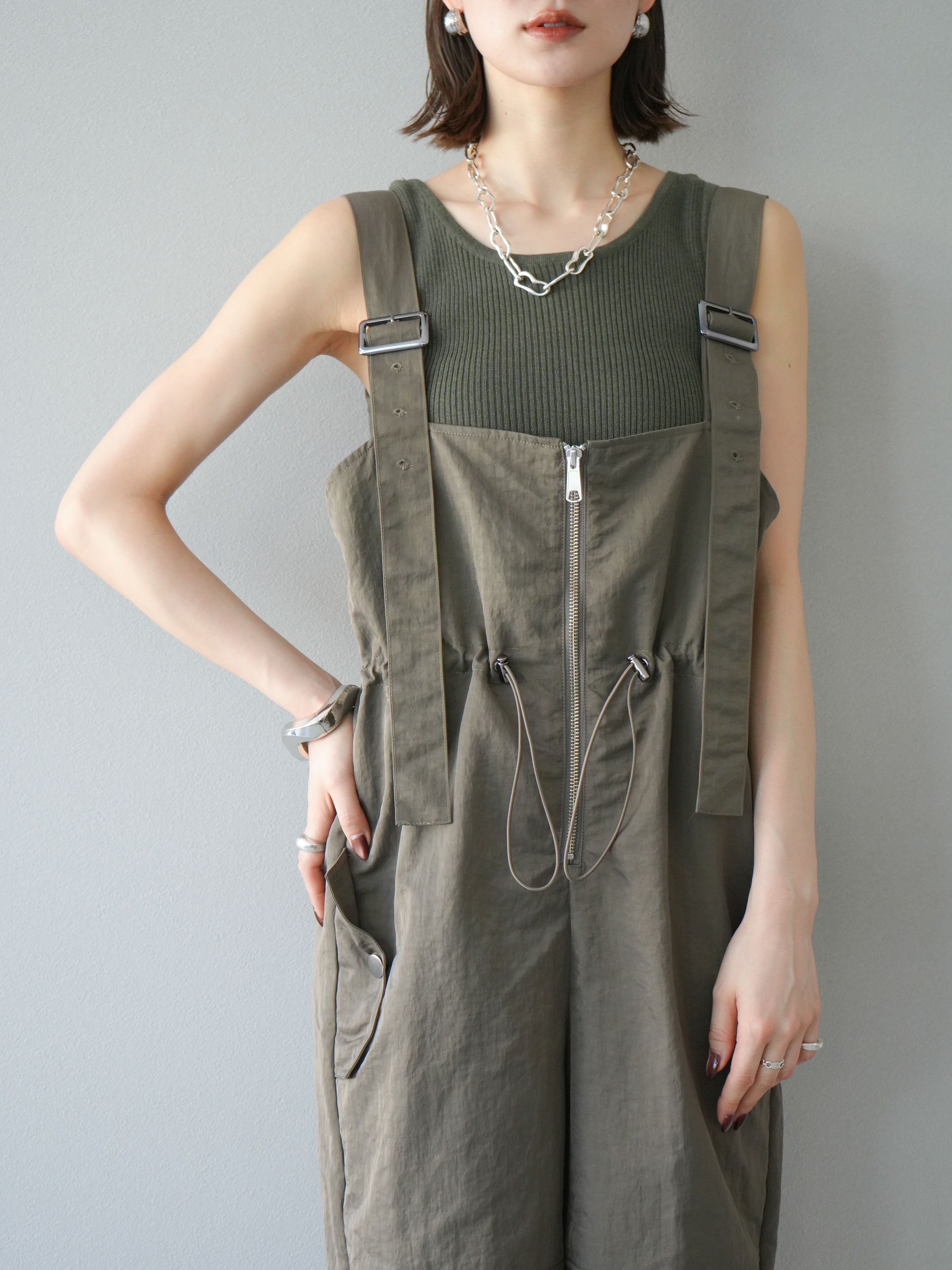 予約]ナイロンタックデザインサロペット/カーキ – Lumier