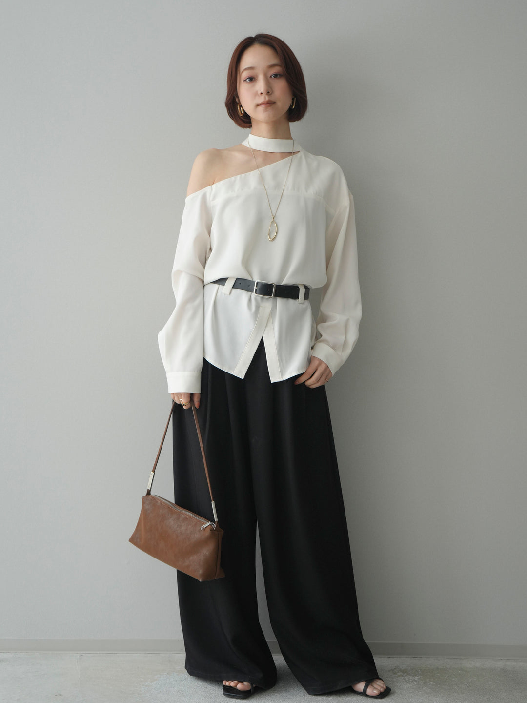 [SET]ベルト付ワンショルダースリットブラウス+編み込みベルト付タックワイドパンツ(2set)