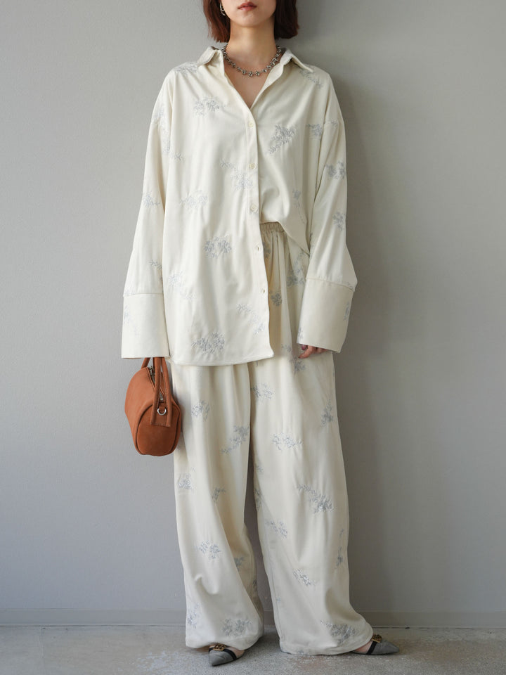 [予約]ベロアフラワーエンブロイダリーシャツ/エクリュ