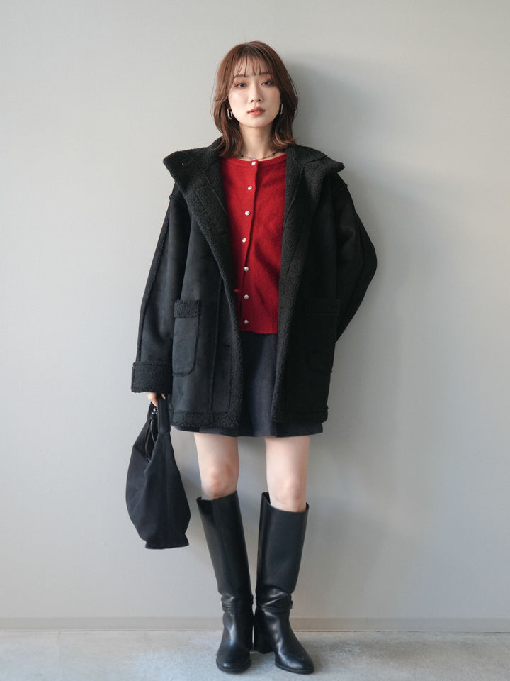 [予約]スタンドネックフェイクムートンミディアムコート/black