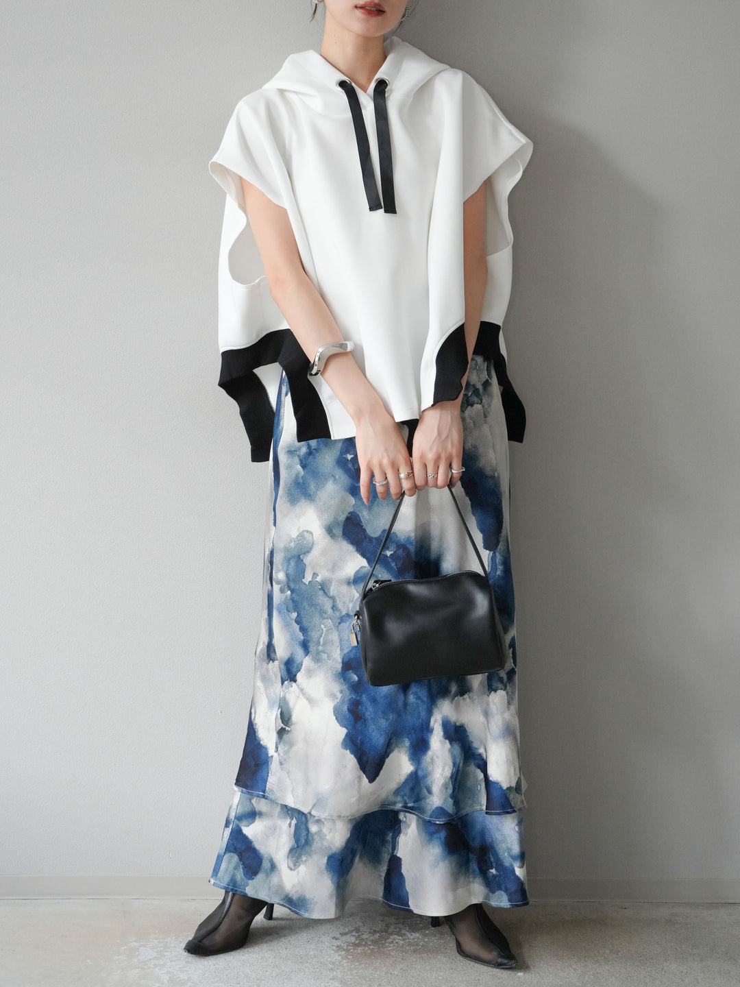 [SET]アシンメトリードルマンバックZIPフーディー+ニュアンスサテンフリルスカート(2set)