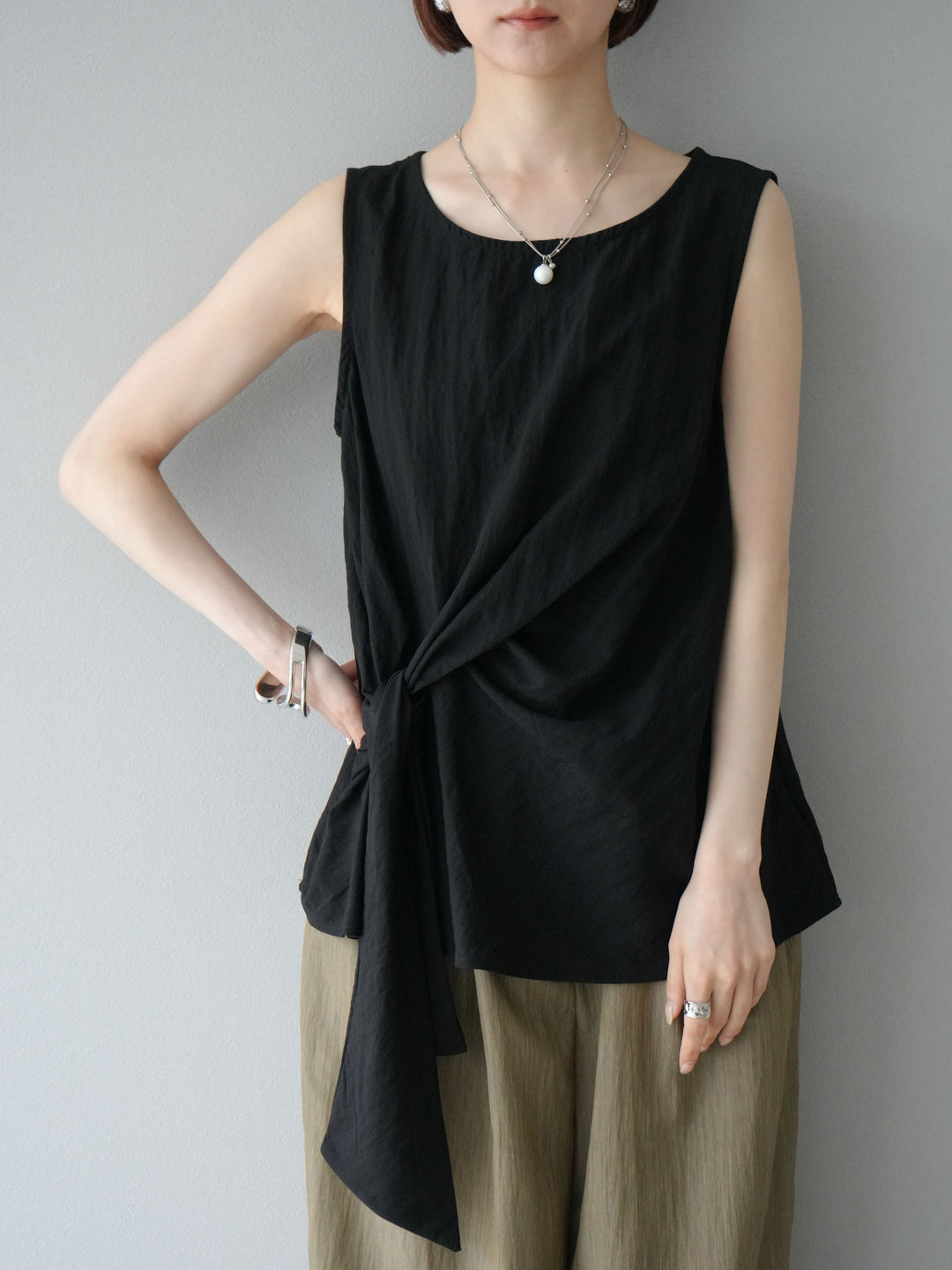 [予約]フロント巻きノースリーブブラウス/ブラック