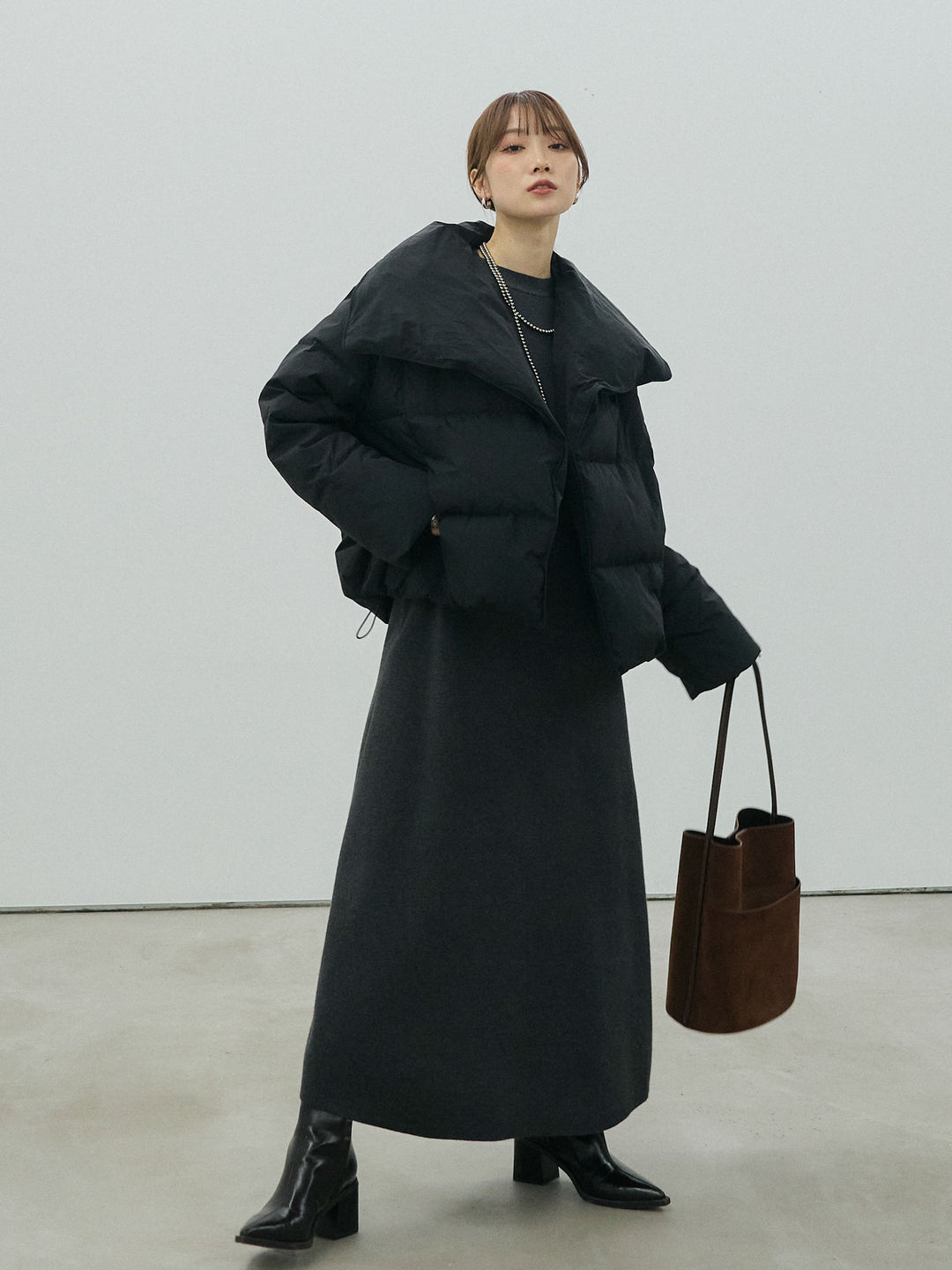 【Allure】[SET]バックオープンニットワンピース+スタンドカラーダウンジャケット(2set)