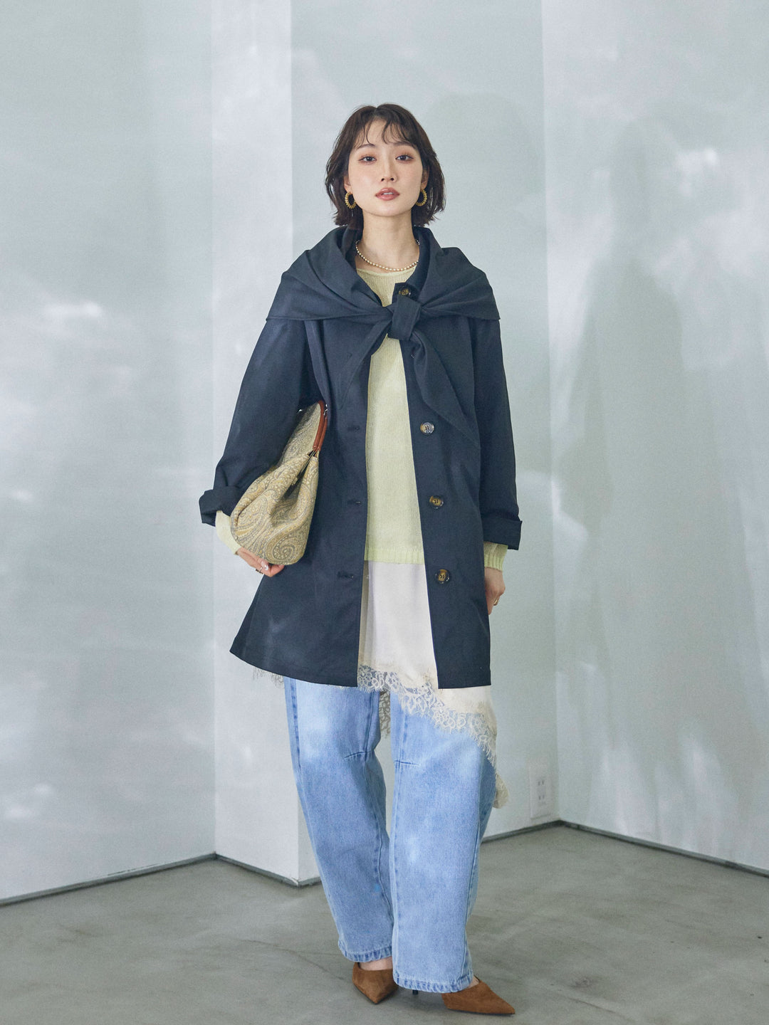 【Allure】[SET]スカーフ付ステンカラーミディアムコート+モヘアタッチ透かし編みボートネックニットプルオーバー+アシメカーブデニムパンツ(3set)