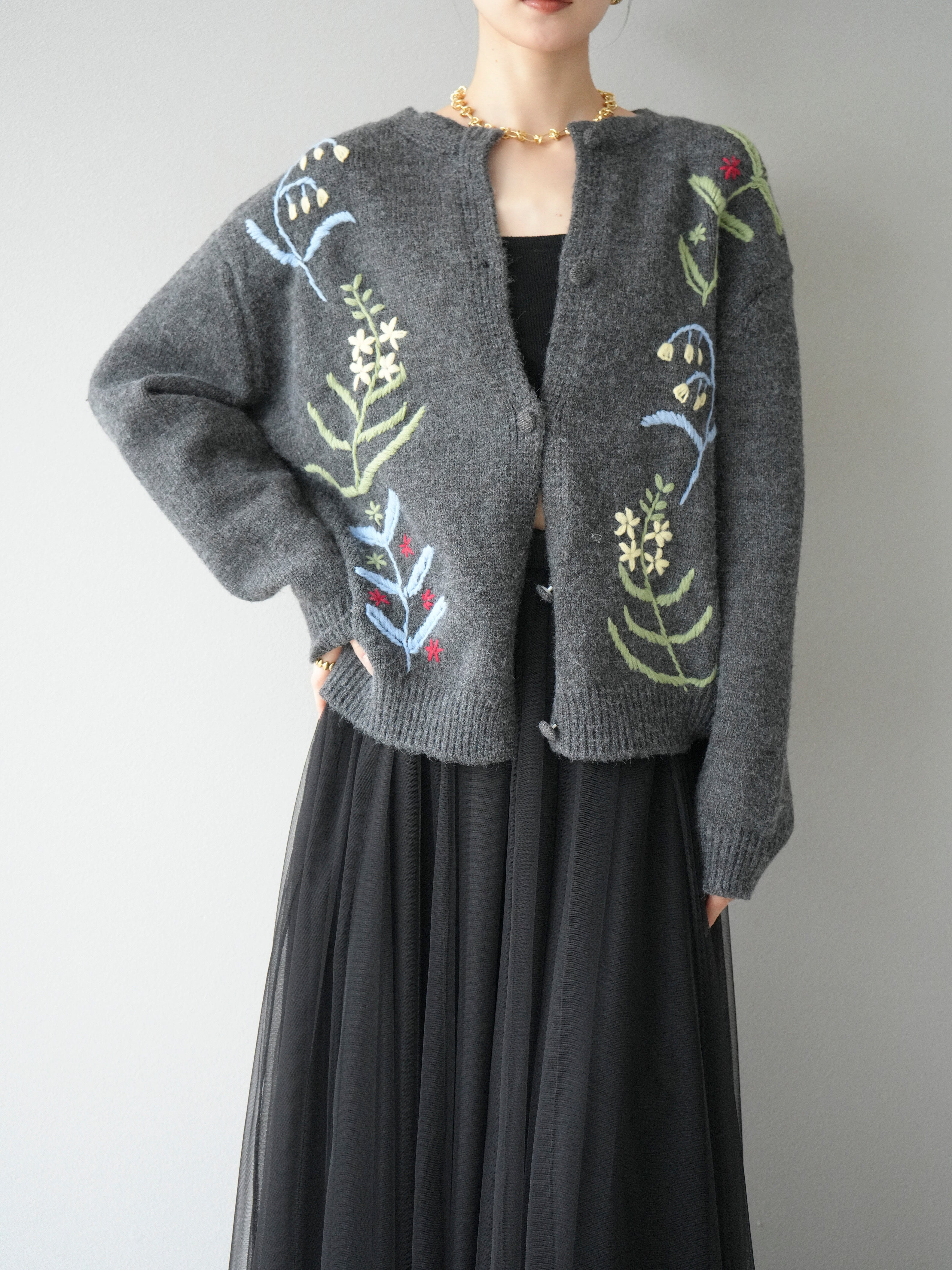 予約]フラワー刺繍ニットカーディガン/チャコール – Lumier
