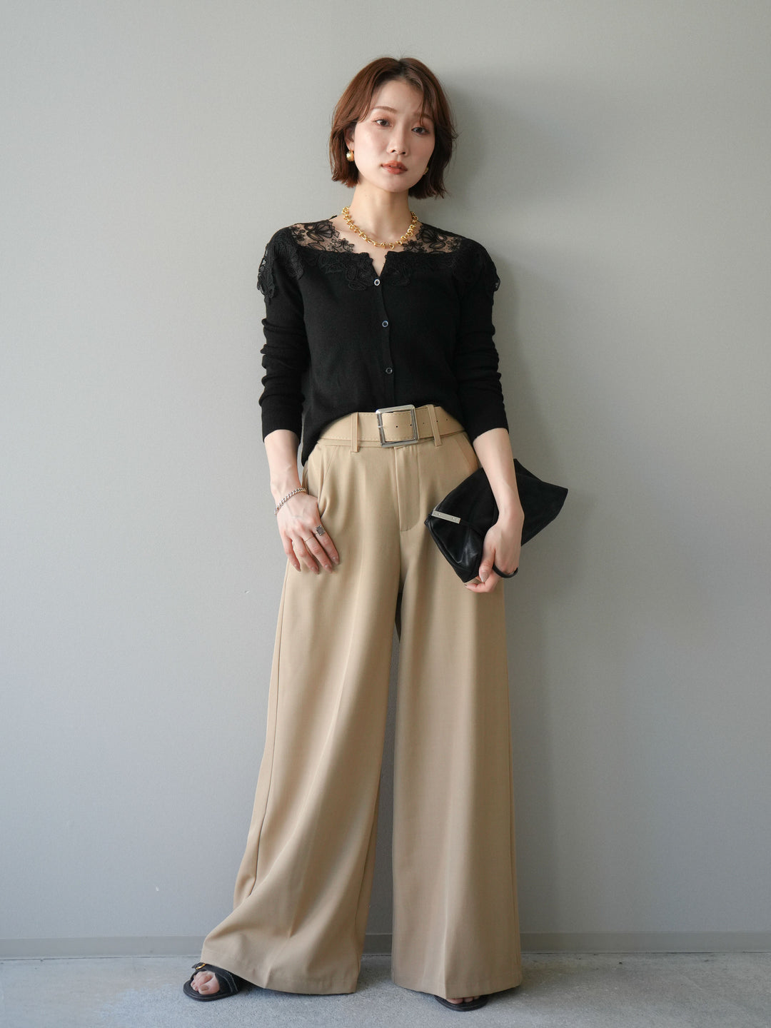 【套裝】肩部蕾絲針織開襟衫+銀色搭扣垂褶闊腿褲（兩件套）