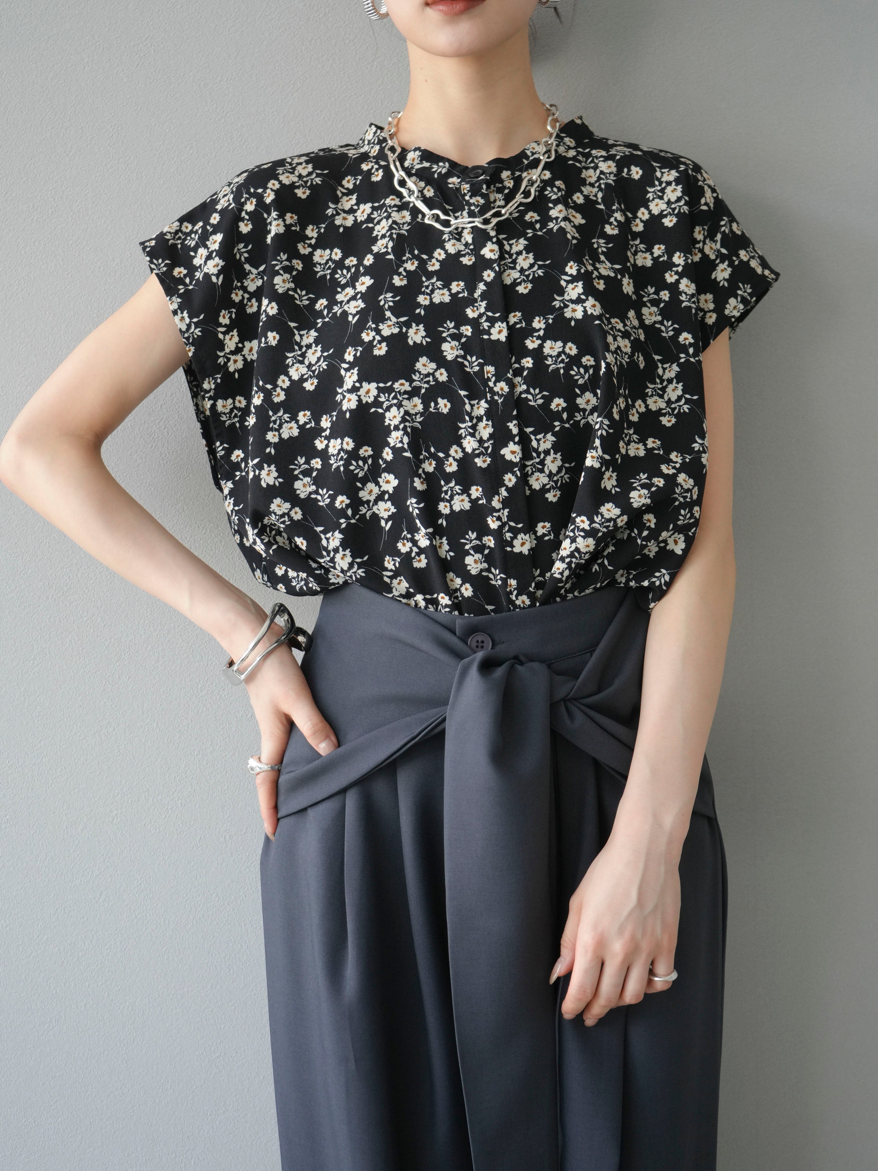 予約]フラワープリントフレンチスリーブブラウス/ブラック – Lumier