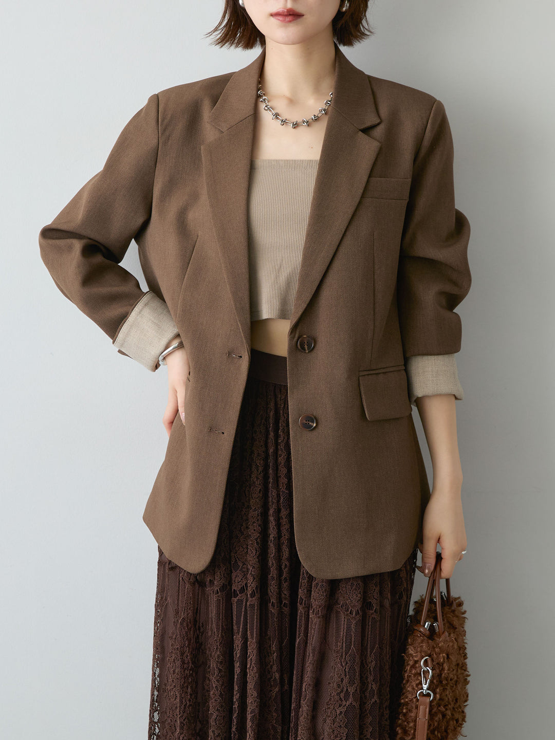 【套裝】雙色袖口修身外套+內建罩杯羅紋無肩帶吊帶背心+絲絨蕾絲垂褶喇叭裙（三件組）