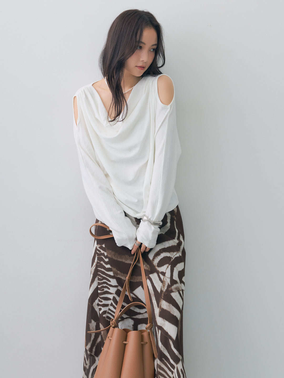 【預購】露肩垂領剪裁縫製上衣 / 白色