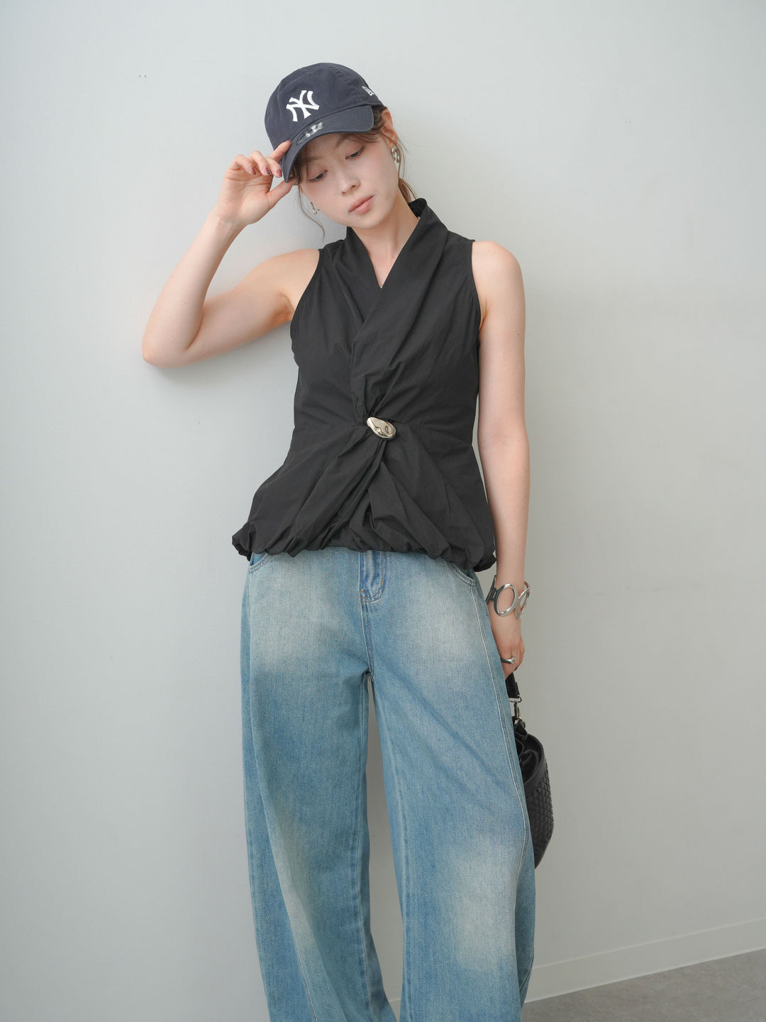 【套裝】銀色胸針褶邊扭結上衣 + 輕薄復古牛仔褲（兩件套）