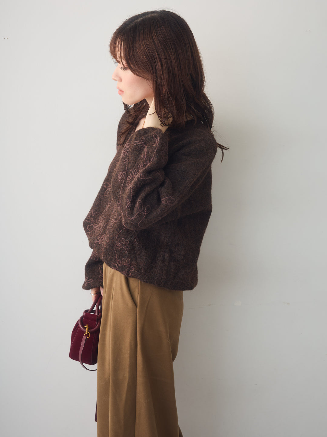 [予約]フロントエンブロイダリーVネックニットトップス/brown