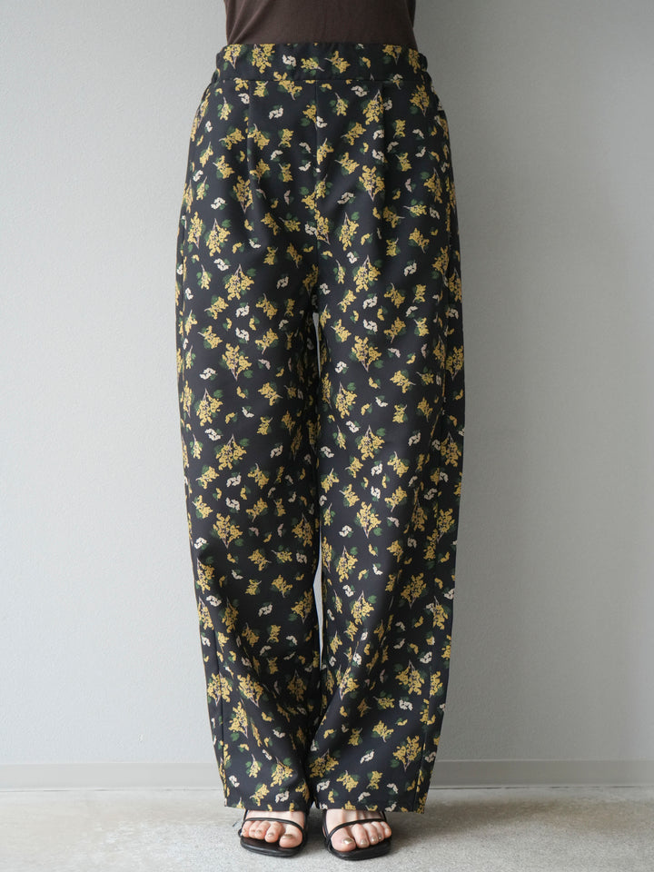 [予約]ブーケプリントタックパンツ/ブラック