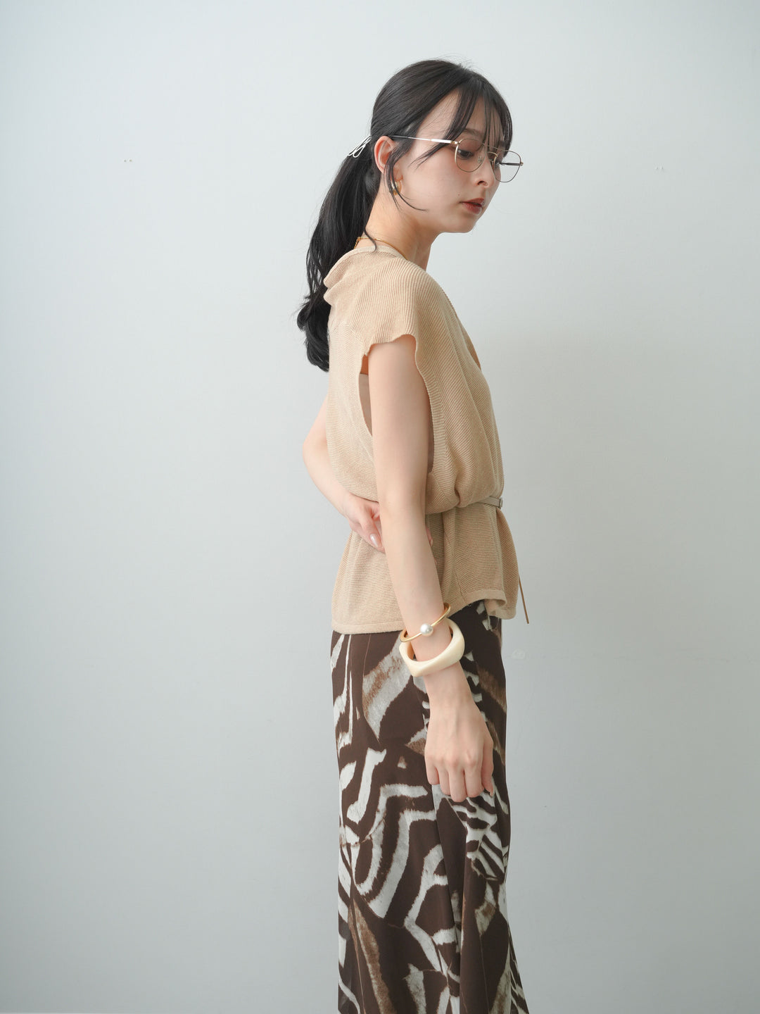 [予約]ベルト付フロントボタンノースリニットトップス/beige
