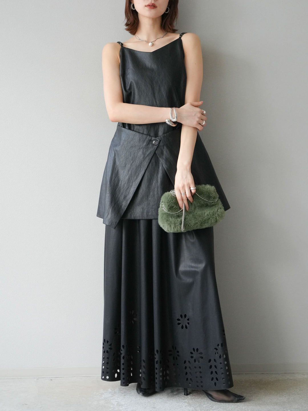 [予約]フラワーパンチングレザースカート/ブラック