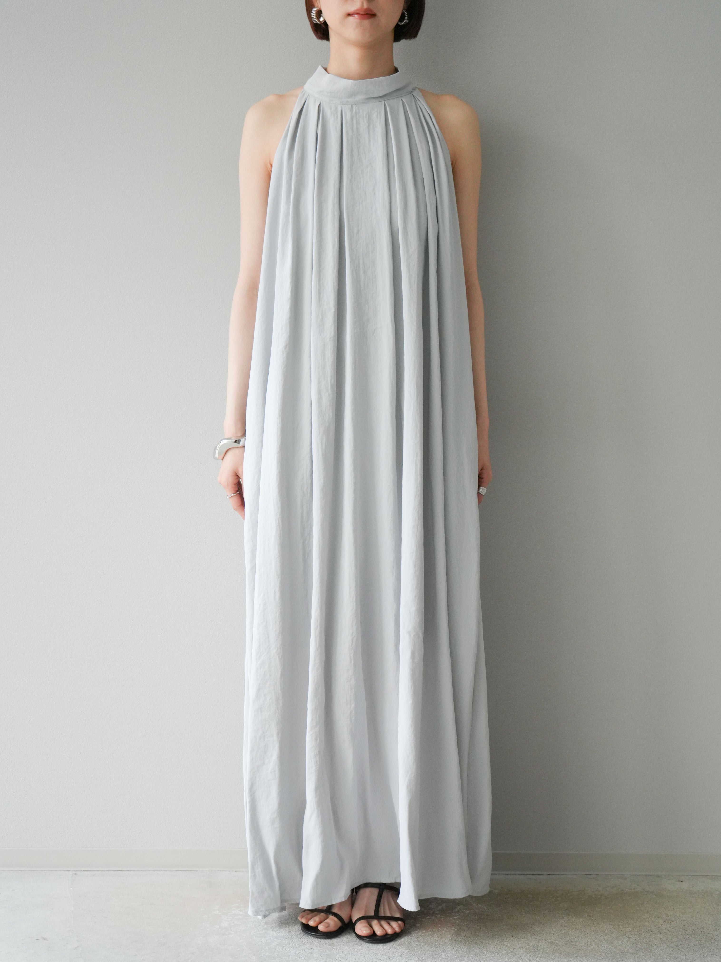 予約]タックホルターネックワンピース/ブルー – Lumier