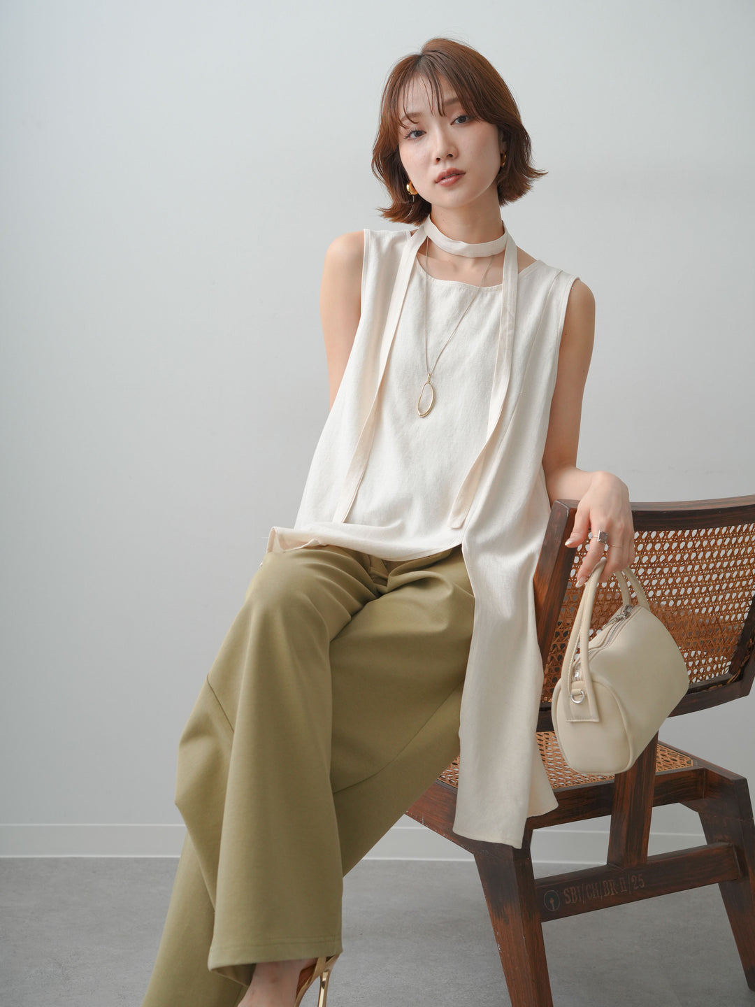 [予約]タイ付アシメヘムノースリトップス/ivory