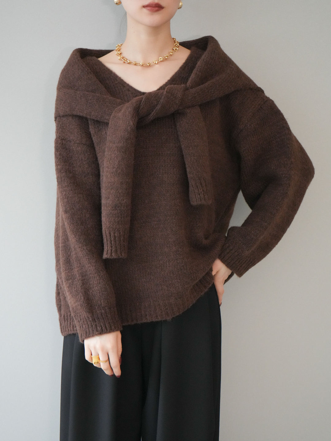 [予約]ストール付きVネックニットプルオーバー/brown