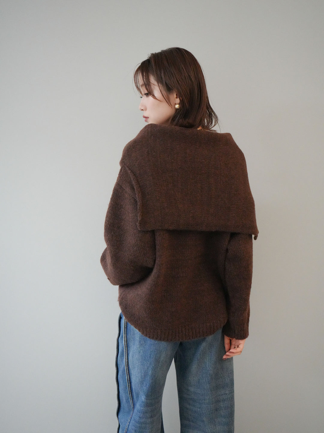 [予約]ストール付きVネックニットプルオーバー/brown