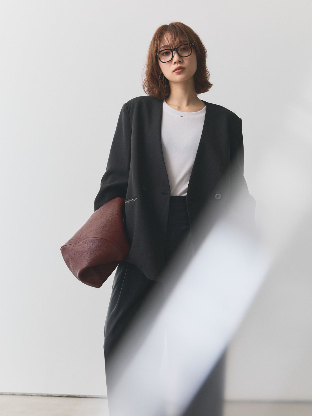 【Allure】[SET]モチーフ付Uネックシアーカットソー+レザータックセミワイドパンツ+ノーカラーステッチデザインジャケット(3set)