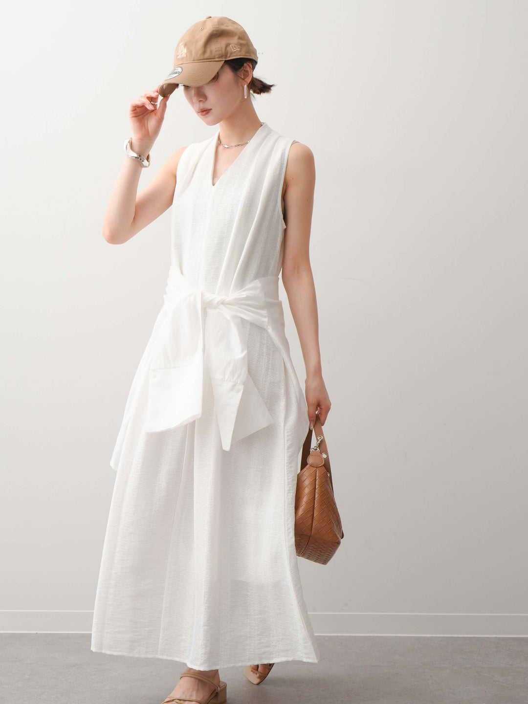 [予約]ショルダーギャザーVネックノースリワンピース/white