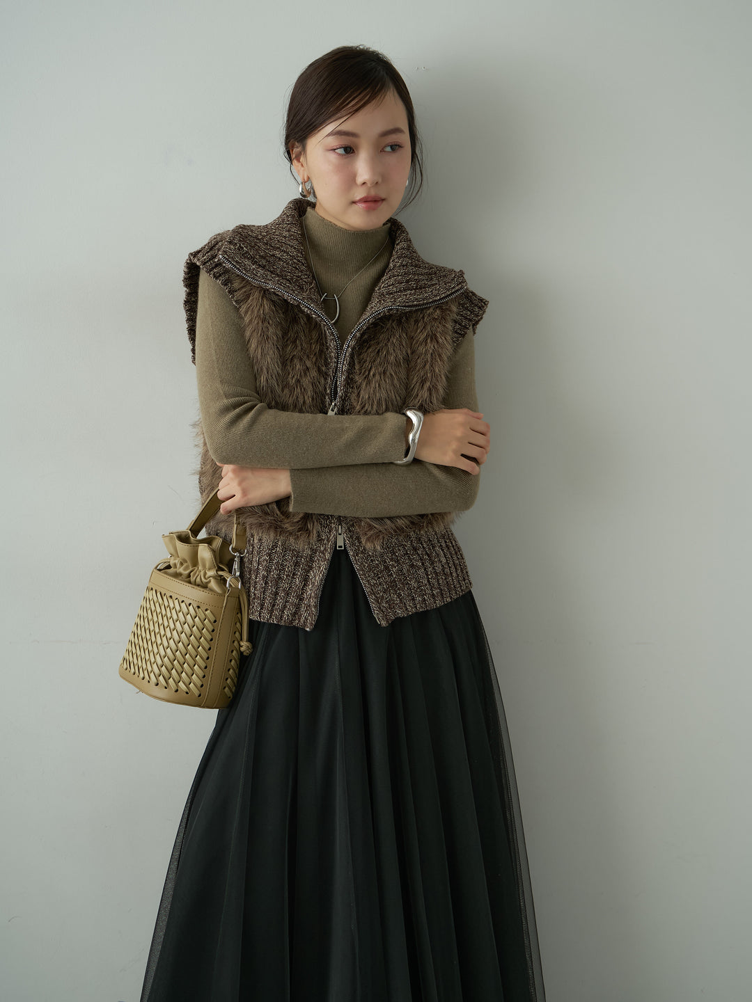 【套裝】混色毛絨針織背心+方形波浪一觸式手鐲（兩件套）