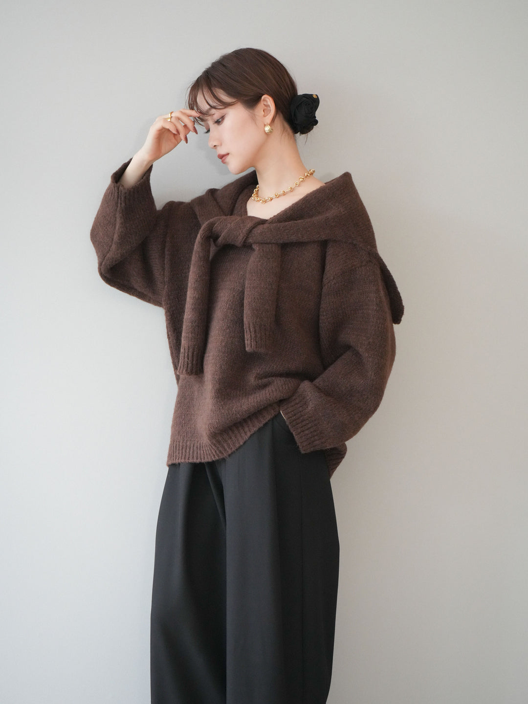 [予約]ストール付きVネックニットプルオーバー/brown