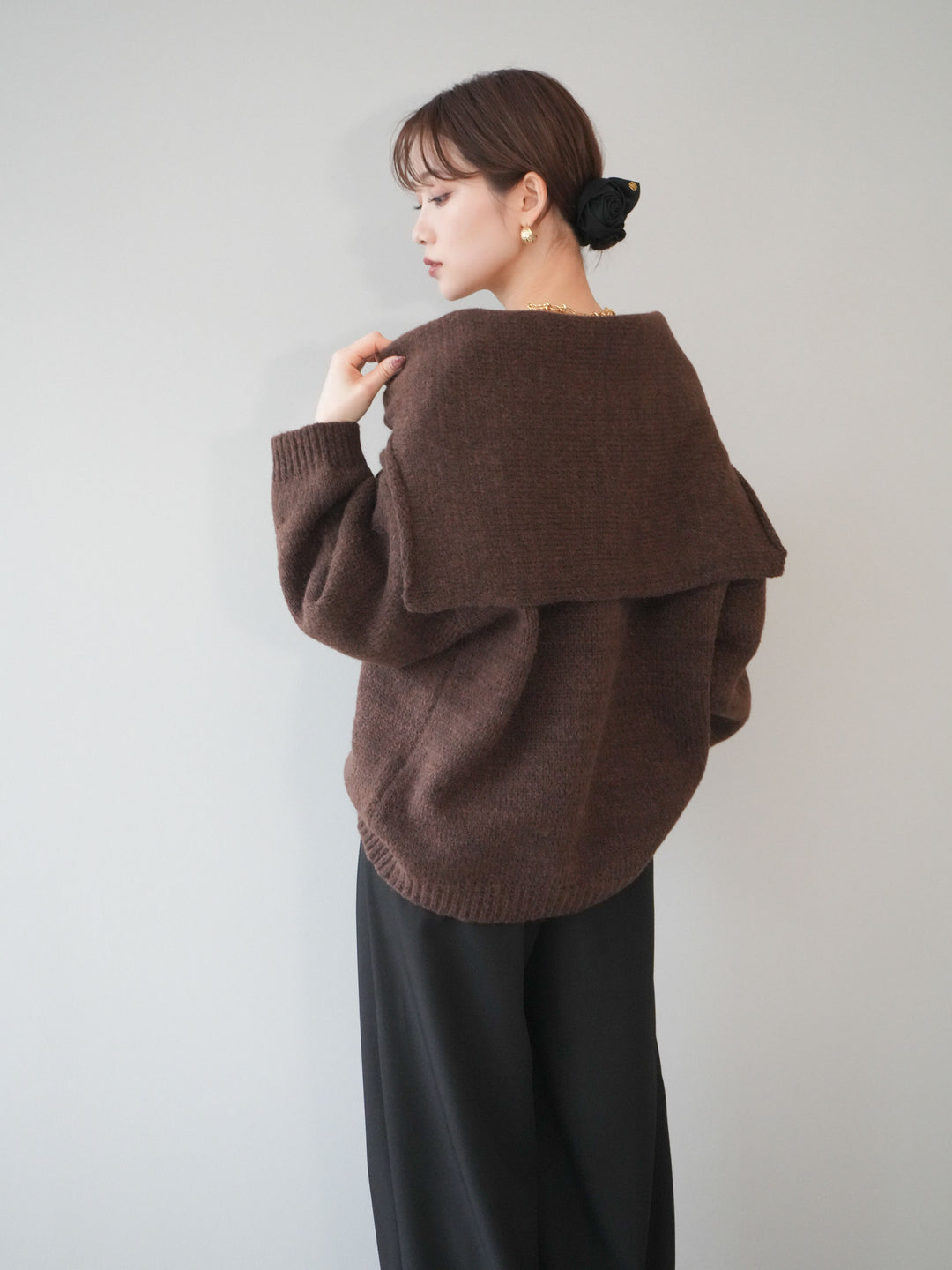 [予約]ストール付きVネックニットプルオーバー/brown