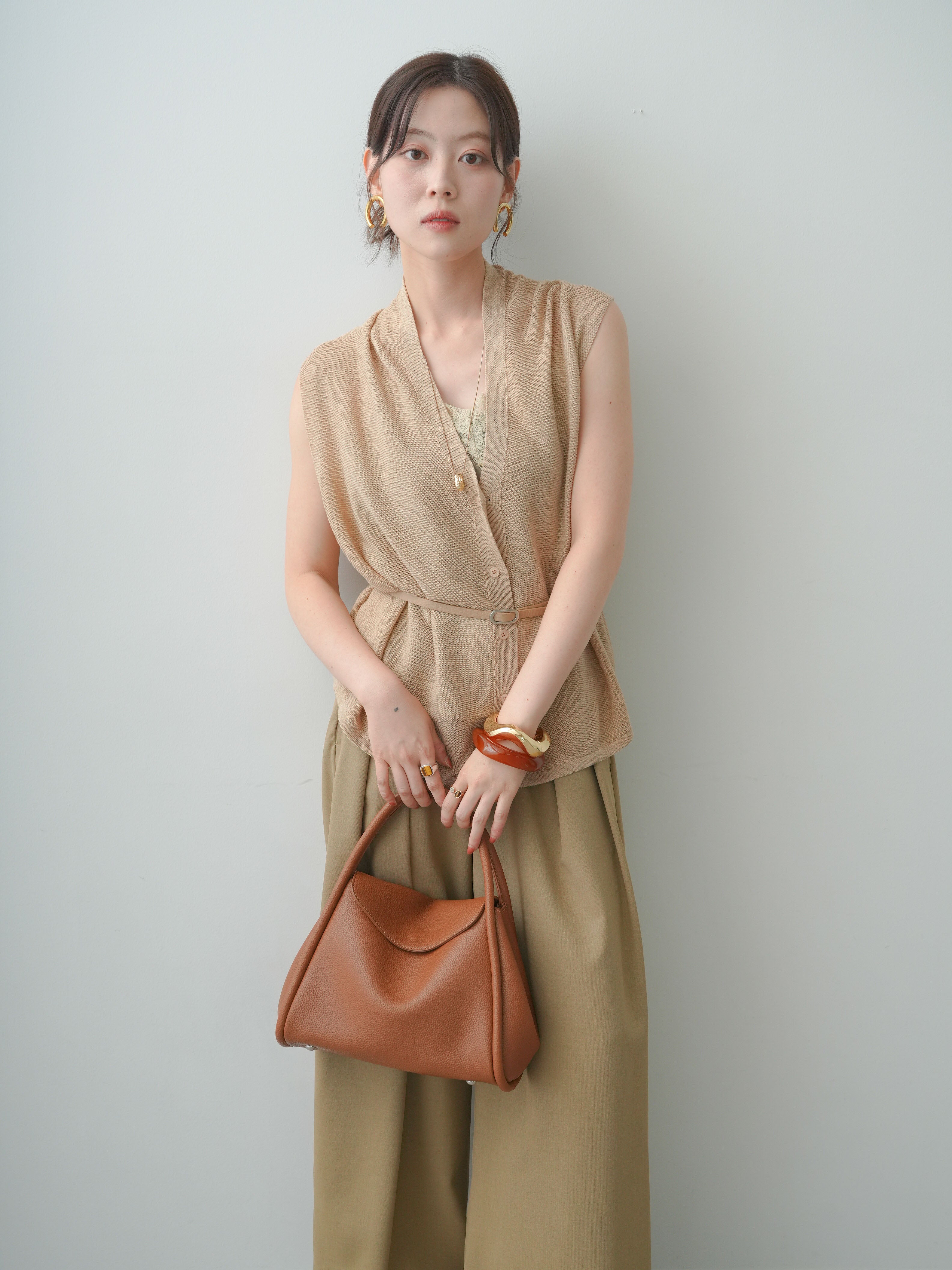 予約]ベルト付フロントボタンノースリニットトップス/beige – Lumier