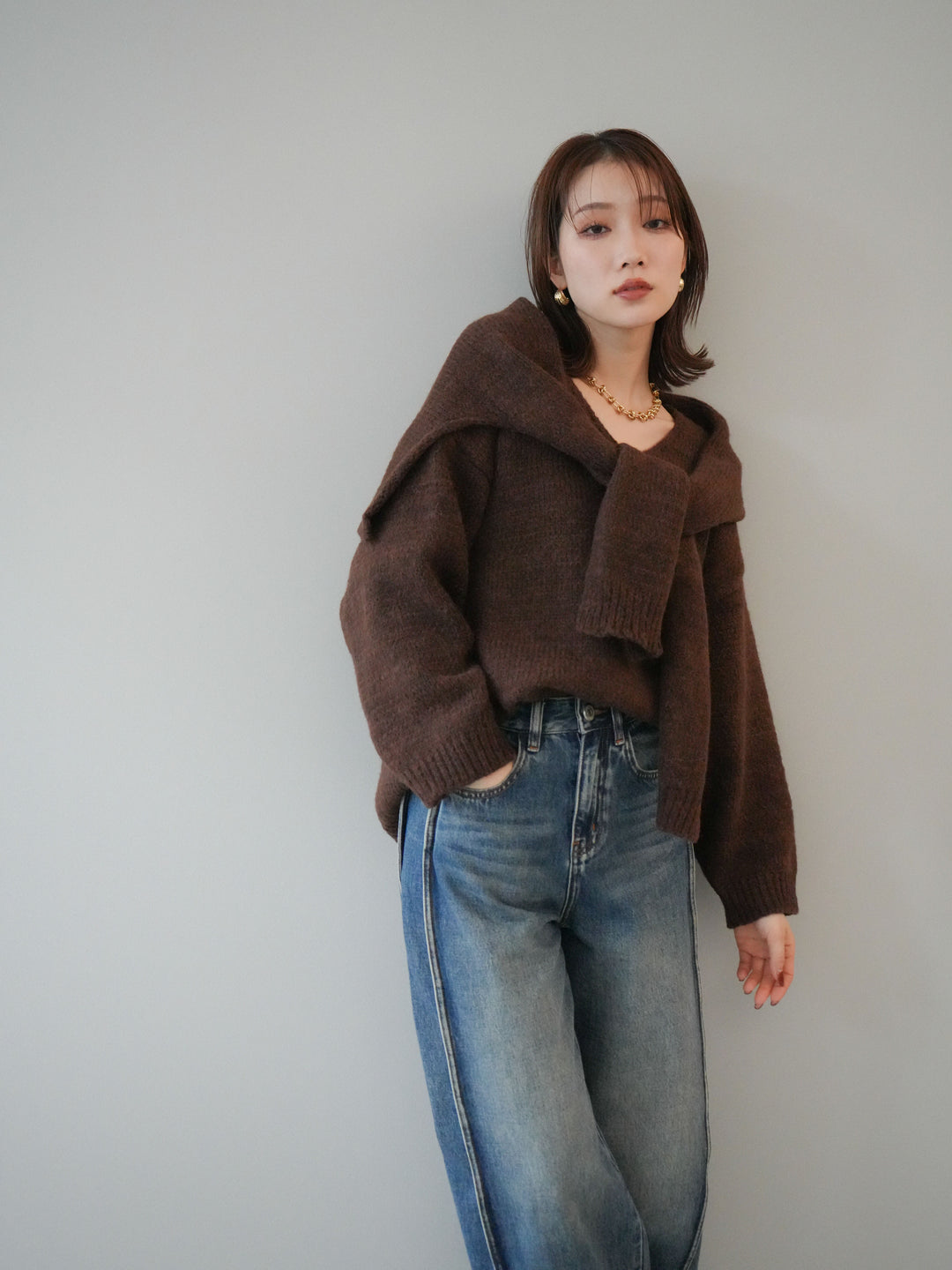 [予約]ストール付きVネックニットプルオーバー/brown