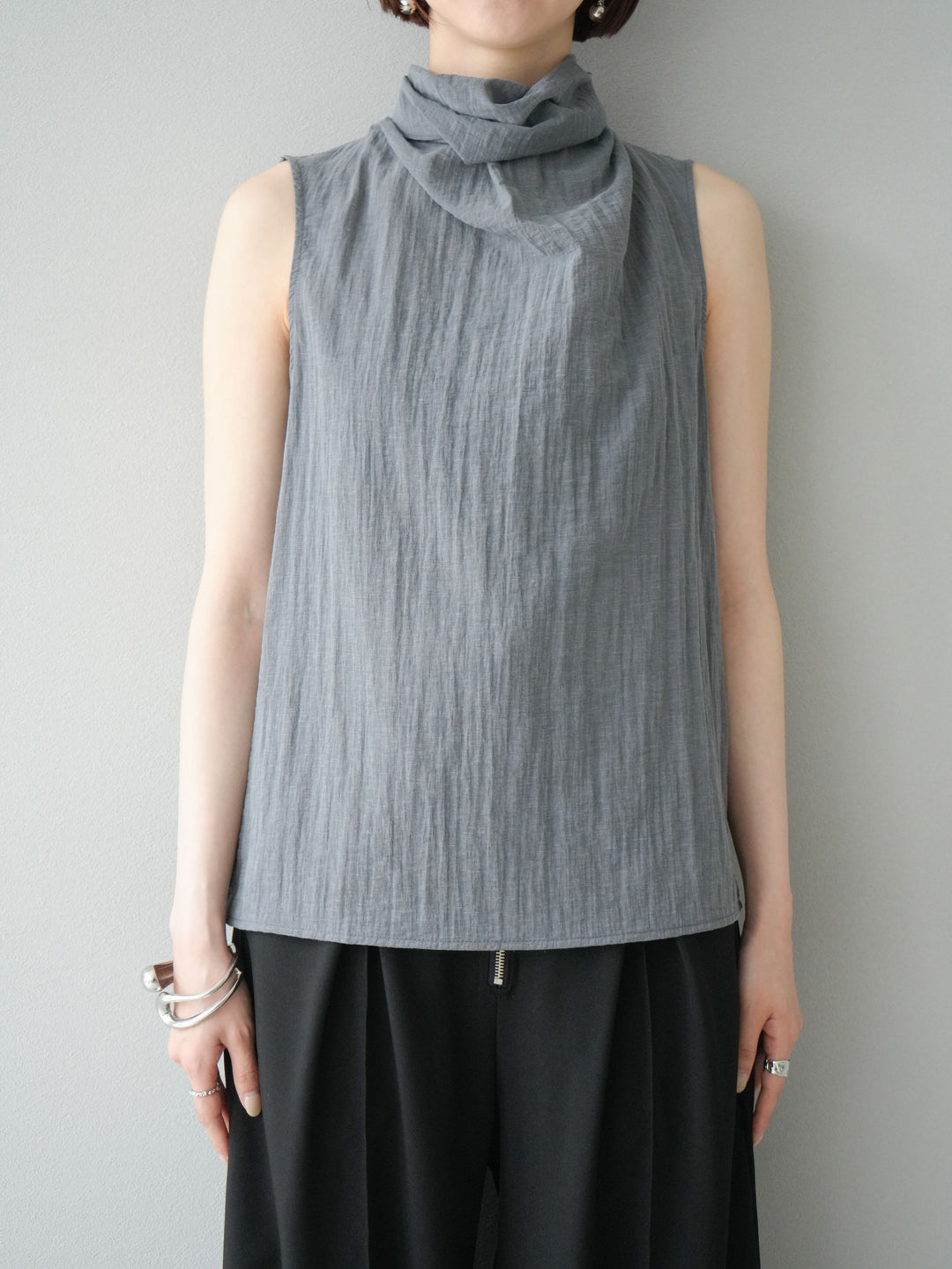 [予約]バックタイノースリーブブラウス/グレー
