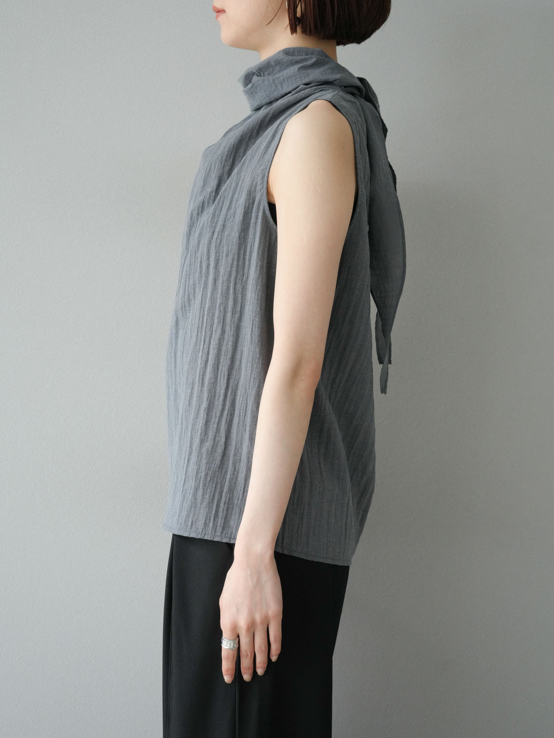 [予約]バックタイノースリーブブラウス/グレー