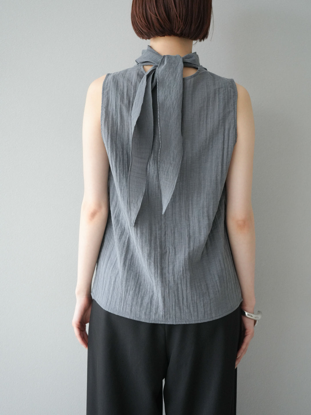 [予約]バックタイノースリーブブラウス/グレー
