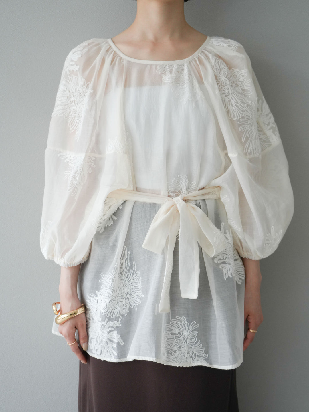 [予約]刺繍シアーバルーンスリーブブラウス/アイボリー