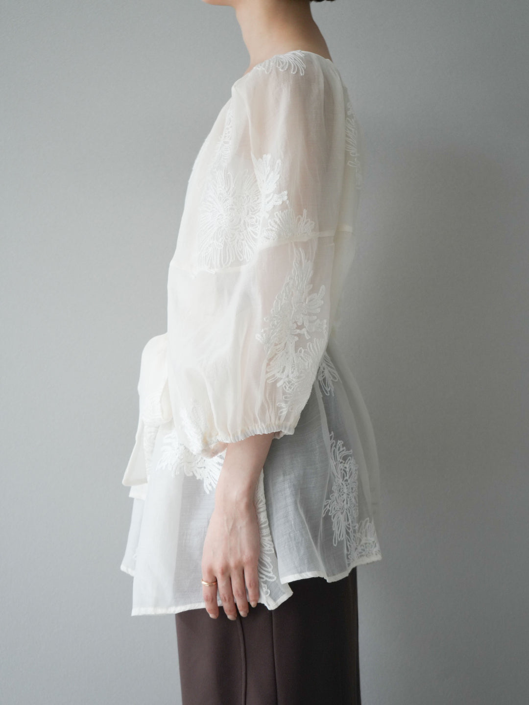 [予約]刺繍シアーバルーンスリーブブラウス/アイボリー
